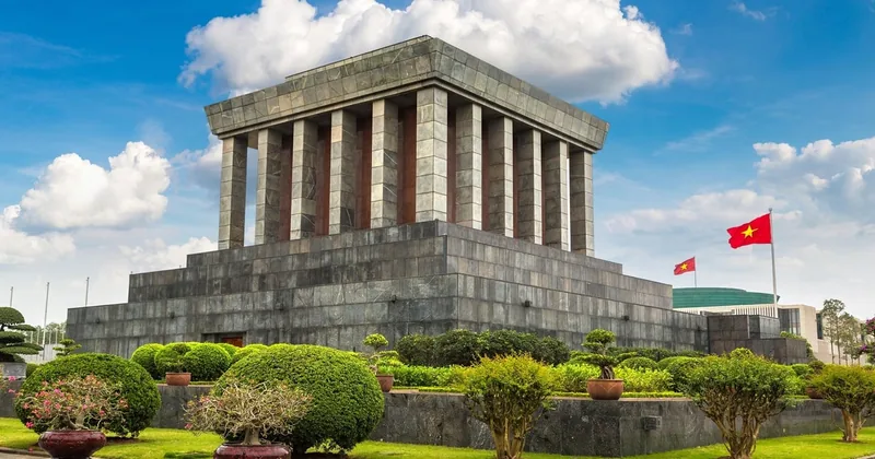 Ho-Chi-Minh-Mausoleum mit Guide
