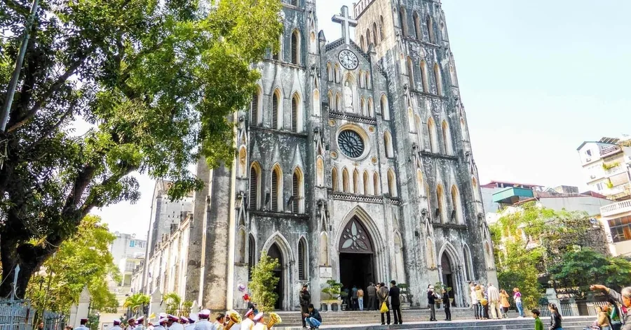 Die grauen neugotischen Türme der St.-Joseph-Kathedrale in Hanoi an einem sonnigen Tag