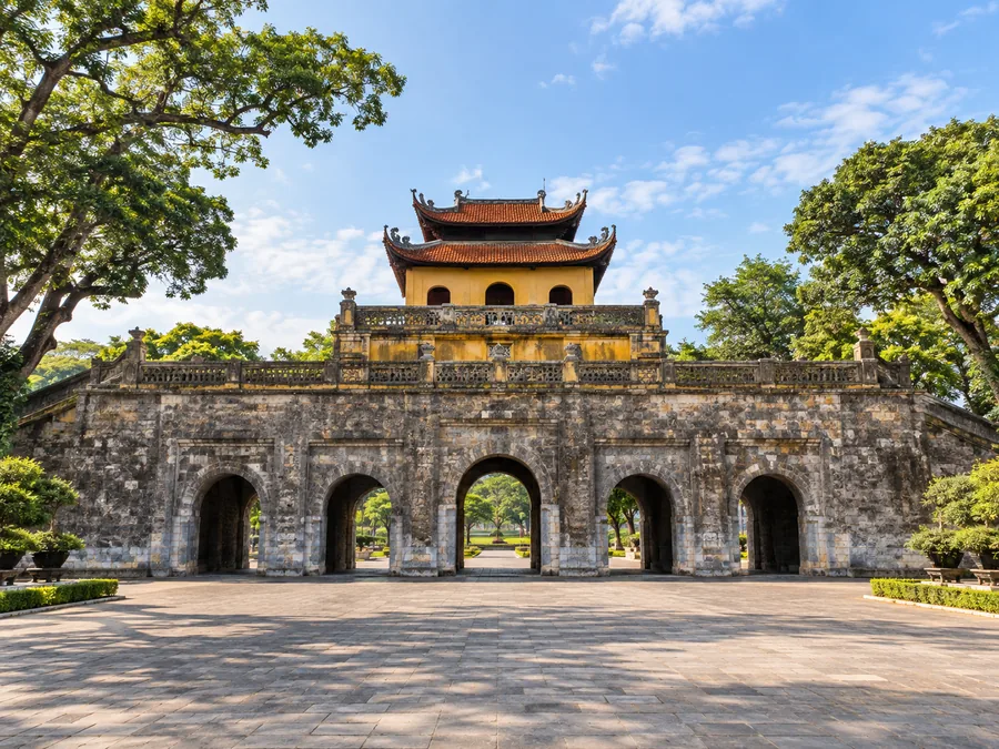 Das Doan-Mon-Tor mit fünf Bögen in der Kaiserlichen Zitadelle Thang Long unter blauem Himmel