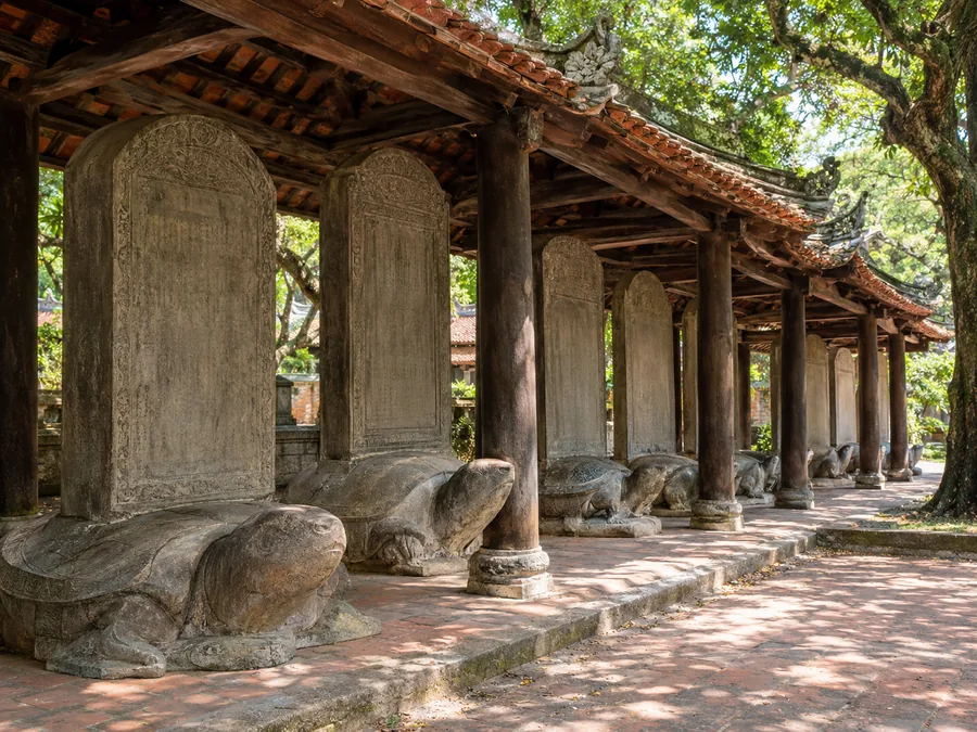 Alte Steinstelen auf steinernen Schildkröten unter ziegelgedeckten Pavillons im Literaturtempel